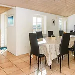 Spacious Retreat With - By Traum Holiday home