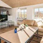 Spacious Retreat With - By Traum Holiday home *