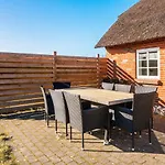 Spacious Retreat With - By Traum Holiday home *
