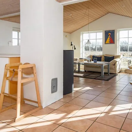 Spacious Retreat With - By Traum Feriehus Øby