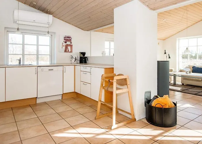 Spacious Retreat With - By Traum *